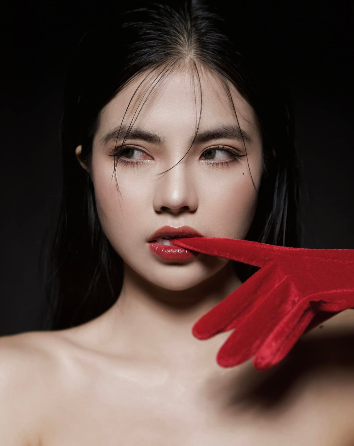 Mới đây, nữ streamer Mai Dora một lần nữa khiến fan "mắt tròn mắt dẹt" với bộ ảnh táo bạo được chia sẻ trên trang cá nhân Instagram.