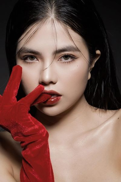 Trên trang cá nhân, hot girl Mai Dora thường xuyên cập nhật những hình ảnh hằng ngày và đốt mắt người xem bằng những bức hình không thể nóng bỏng hơn.