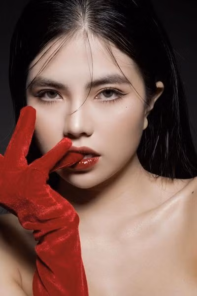 Trên trang cá nhân, hot girl Mai Dora thường xuyên cập nhật những hình ảnh hằng ngày và đốt mắt người xem bằng những bức hình không thể nóng bỏng hơn.