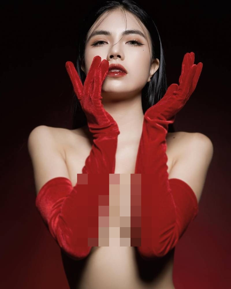 Trong bộ ảnh này, Mai Dora theo phong cách bán khỏa thân, chỉ dùng đôi tay để che vòng 1 căng tròn lấp ló.