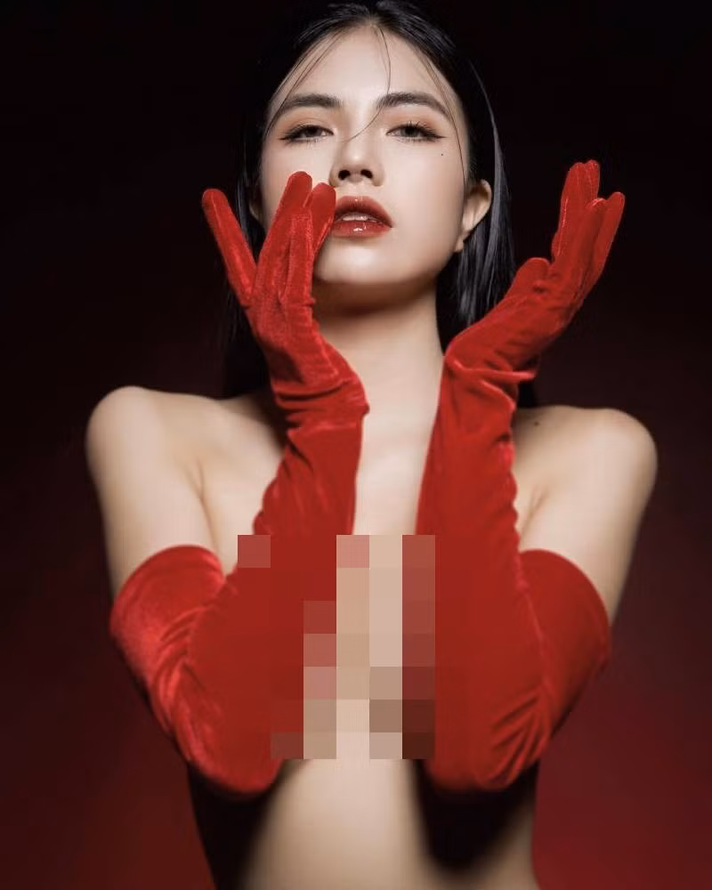 Trong bộ ảnh này, Mai Dora theo phong cách bán khỏa thân, chỉ dùng đôi tay để che vòng 1 căng tròn lấp ló.