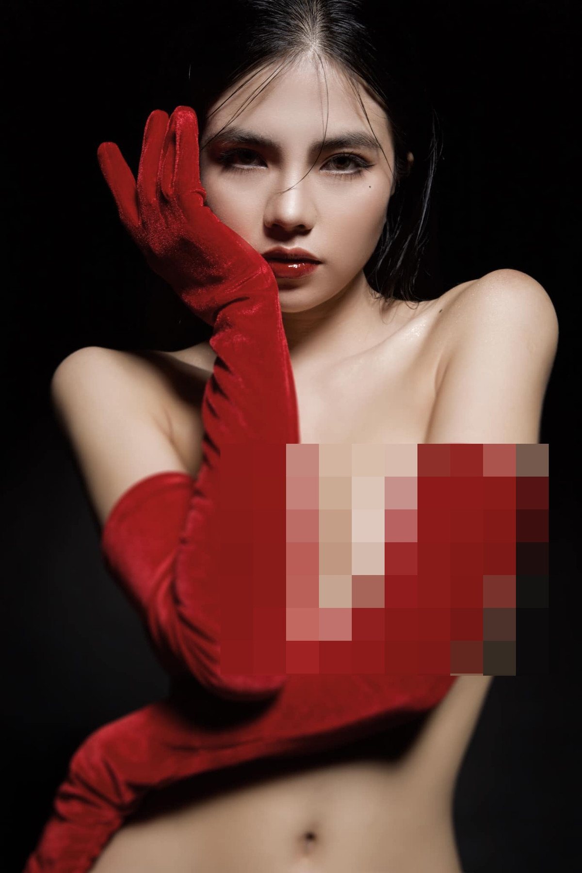 Nhờ sở hữu gương mặt xinh xắn, đáng yêu và thân hình bốc lửa nên Mai Dora luôn chọn cho mình phong cách thời trang gợi cảm để lộ đường cong cơ thể.