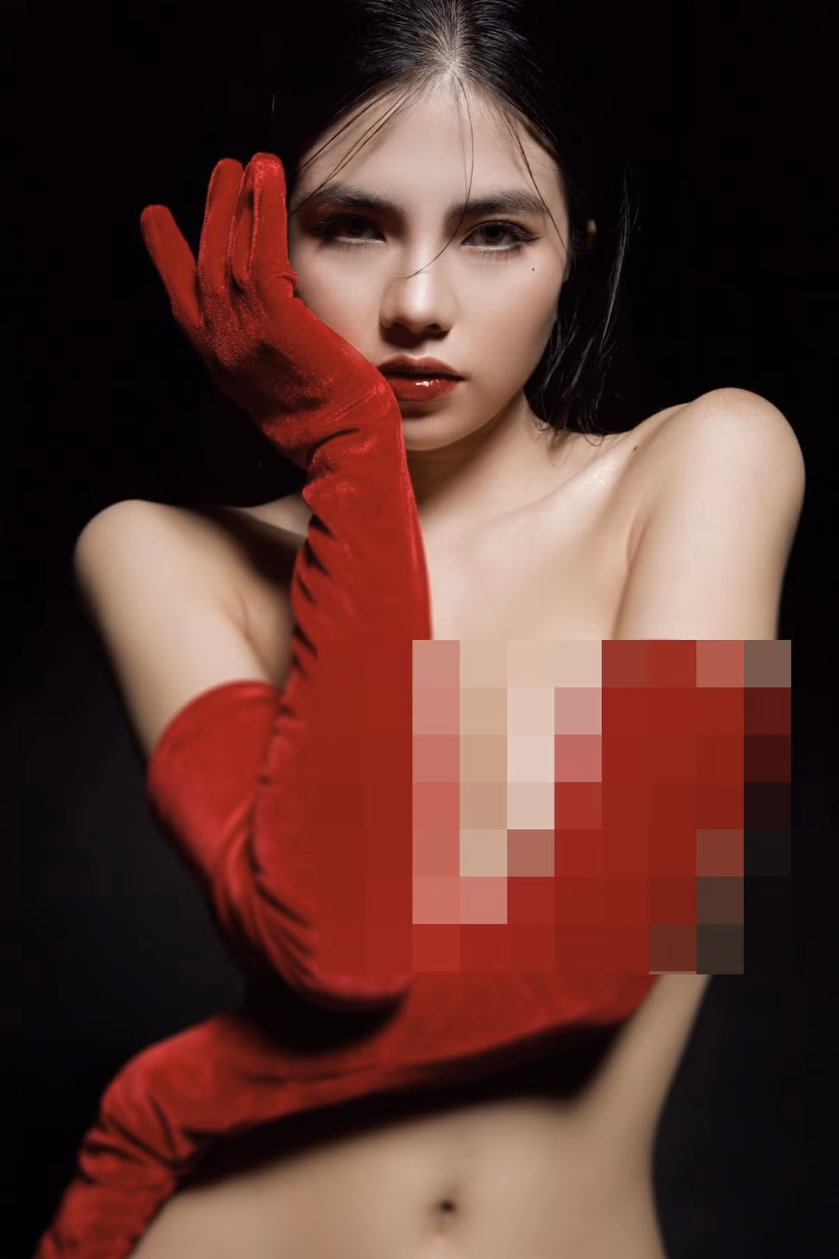 Nhờ sở hữu gương mặt xinh xắn, đáng yêu và thân hình bốc lửa nên Mai Dora luôn chọn cho mình phong cách thời trang gợi cảm để lộ đường cong cơ thể.