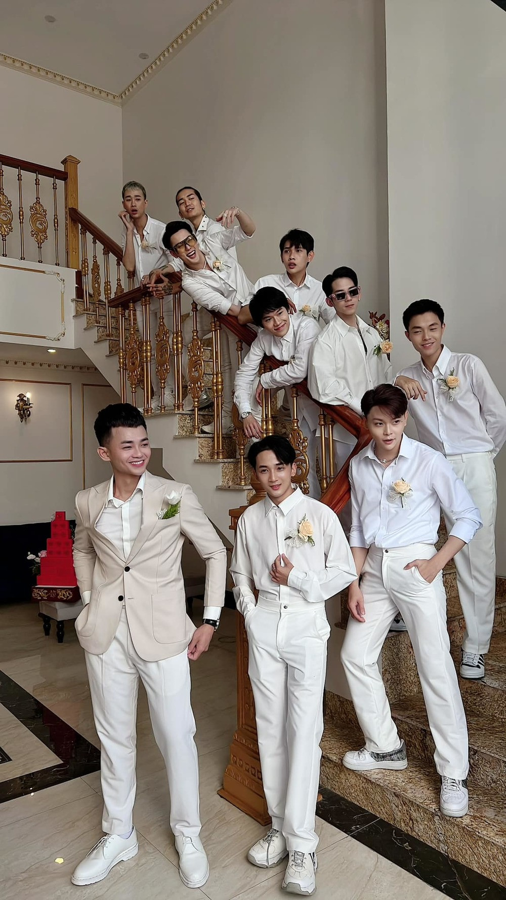 Ngày trọng đại càng thêm ý nghĩa khi các nam thần Vbiz cùng hội ngộ, đảm nhận vai trò phù rể.