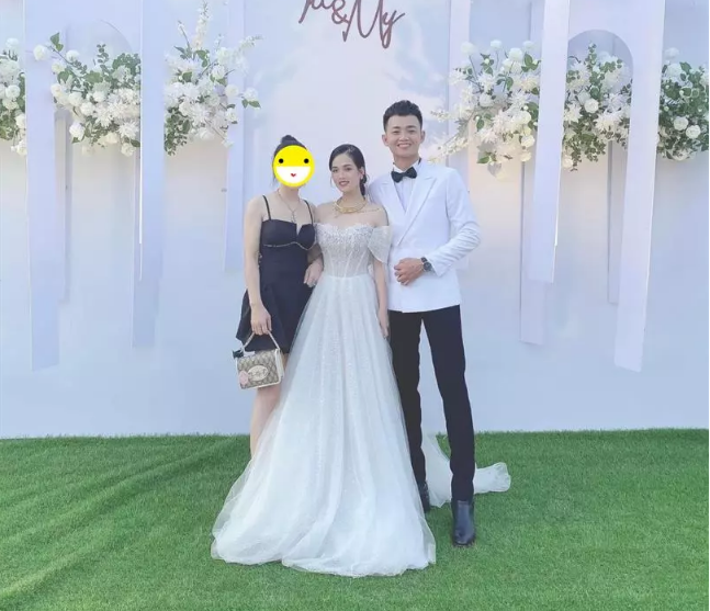 Nhìn ảnh Huyền My trong lễ đính hôn với ảnh cưới đã qua photoshop như hai người xa lạ.