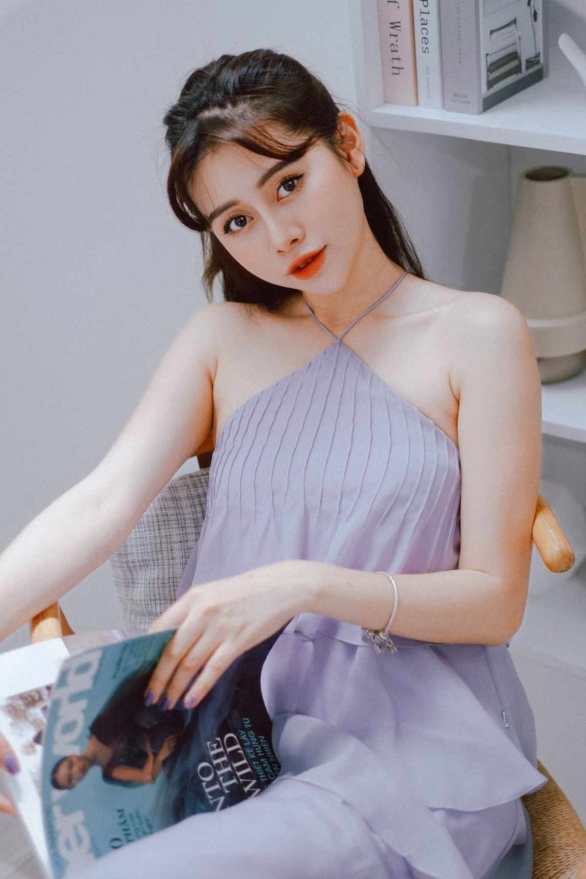 Khi khoác lên mình những thiết kế cắt xẻ ấn tượng, Việt Phương Thoa không hề lép vế so với dàn người đẹp khác, thậm chí là những sao Việt đình đám.