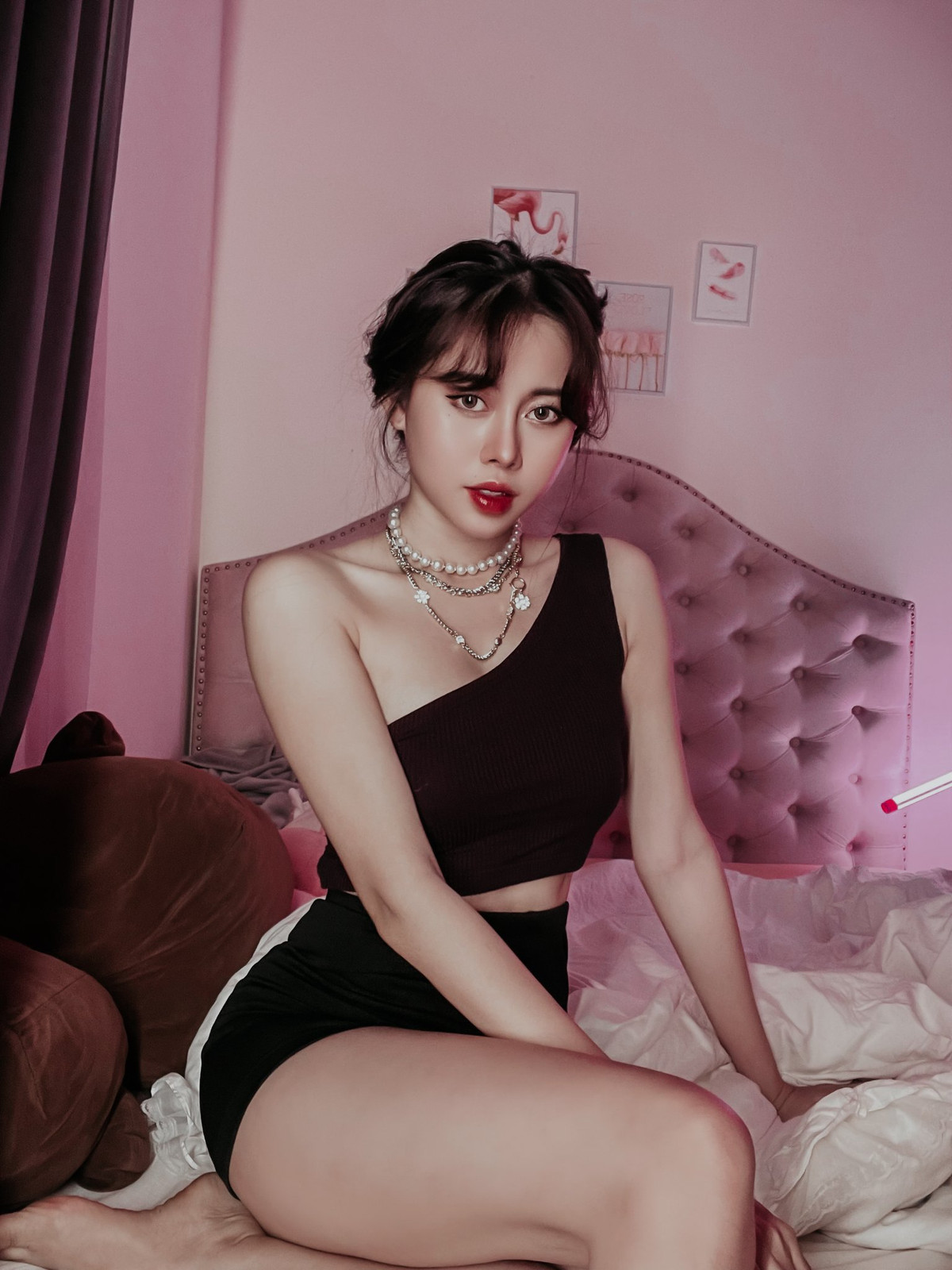 Việt Phương Thoa (quê Quảng Ngãi) nổi tiếng trên mạng xã hội với hàng triệu người theo dõi trên nhiều nền tảng giải trí với biệt danh " chị Google" hay "nữ CEO giả danh".