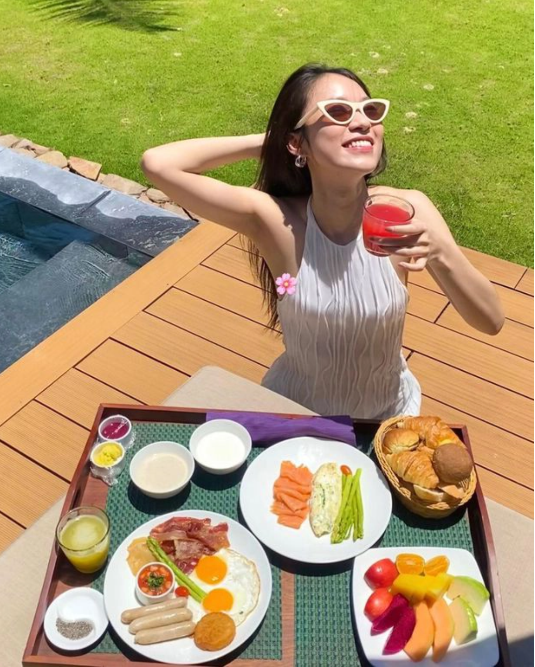 Trong loạt ảnh mới được đăng tải trên Instagram, Khánh Vy diện chiếc váy yếm trắng, mái tóc buông trên vai gợi cảm, cuốn hút mà không quá lộ liễu.