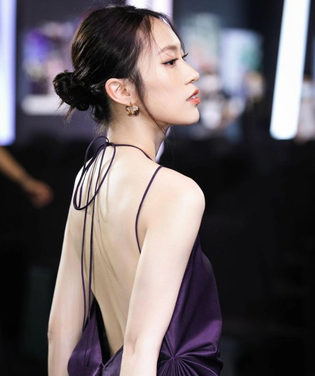 Thời điểm bỗng chốc trở nên nổi tiếng, Trần Khánh Vy mới chỉ là cô nữ sinh cấp 3 bình thường. Với trí thông minh vượt trội và khả năng ngoại ngữ thiên bẩm, Khánh Vy được xét tuyển thẳng vào đại học và giành học bổng toàn phần vào Trường ĐH FPT.