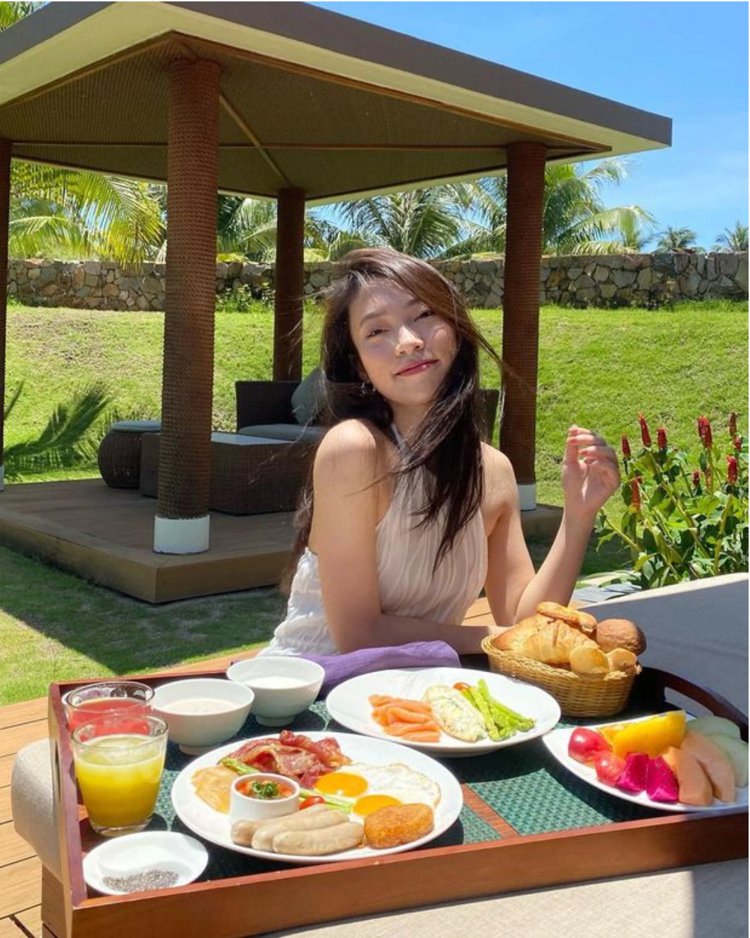 Không chỉ cười tươi hết cỡ trong mọi khung hình như trước đây, thần thái của cô nàng giờ ai nhìn cũng bị cuốn bởi vẻ trẻ trung và thanh lịch.