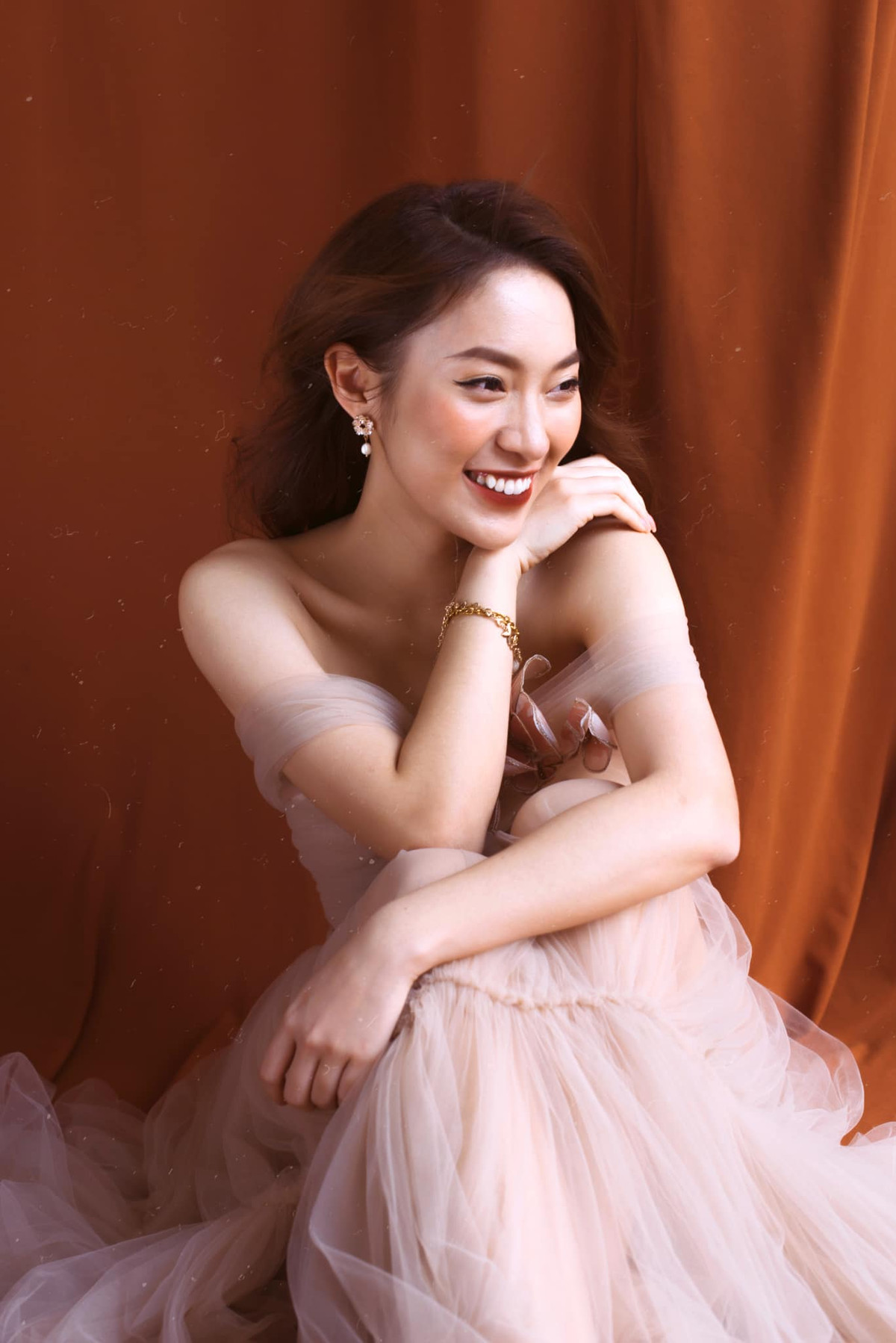 Sau nhiều năm nổi tiếng hiện tại Khánh Vy đã 23 tuổi và thật sự trưởng thành, cô nàng sở hữu nhan sắc xinh đẹp và có phần mặn mà hơn trông thấy.