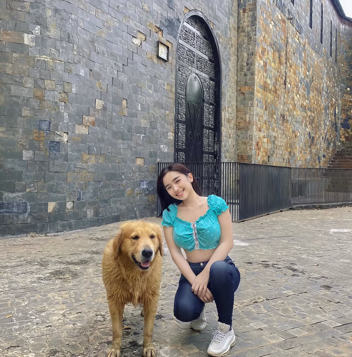 Nổi tiếng nhưng đôi khi cũng mang đến khá nhiều phiền toái cho Thiên Di, cô tâm sự: "Khi được mọi người chú ý em rất vui. Tuy nhiên cũng có rất nhiều nhận xét tiêu cực. Thật ra bản thân em không hề tự ti. Em rất hài lòng về cơ thể của mình".