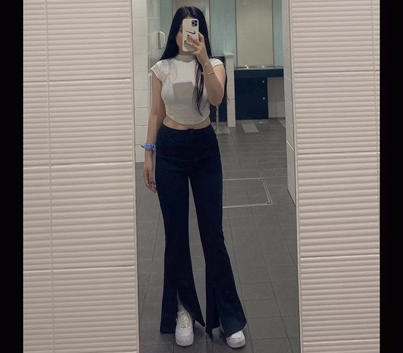 Trên trang cá nhân, nàng "hot girl ngực khủng" thường xuyên đăng tải hình ảnh diện váy áo gợi cảm, khoe khéo "điểm vàng" cơ thể hấp dẫn.