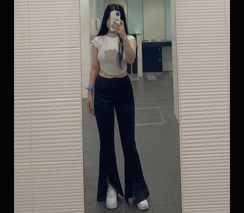 Trên trang cá nhân, nàng "hot girl ngực khủng" thường xuyên đăng tải hình ảnh diện váy áo gợi cảm, khoe khéo "điểm vàng" cơ thể hấp dẫn.