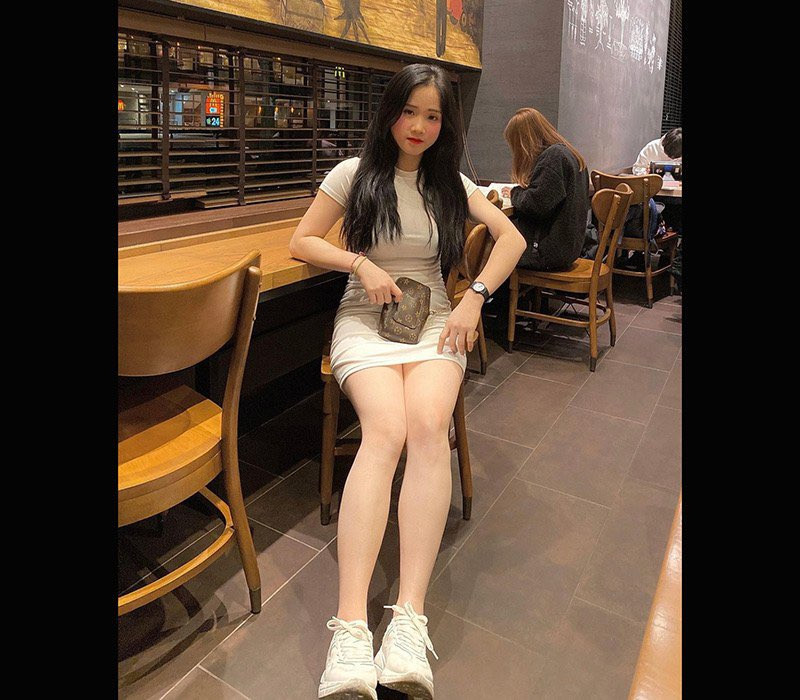 ô gây ấn tượng bởi gương mặt ngây thơ và làn da trắng sứ không tì vết.