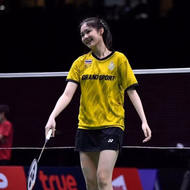Hot girl cầu lông 15 tuổi sở hữu ngoại hình xinh đẹp và lôi cuốn, tham gia vào đội tuyển cầu lông Thái Lan thi đấu tại SEA Games 31 cô nàng lập tức "đốn tim" khán giả.