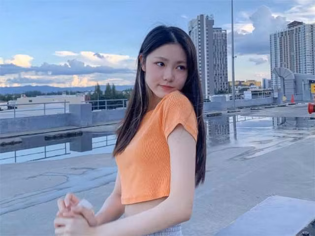 Với vẻ ngoài xinh xắn, hồn nhiên, dễ thương và rất thân thiện, Pitchamon có tới hơn 35.000 lượt theo dõi trên Instagram.