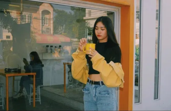 Vẻ ngoài xinh xắn cùng gu thời trang trẻ trung càng tô thêm vẻ đẹp của Pitchamon. Ảnh: IGNV