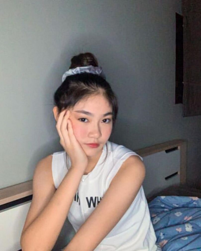 Pitchamon Opatniputh thậm chí được cả các fan quốc tế biết đến và yêu thích, mặc dù cô gái vẫn có cuộc sống đơn giản của một học sinh trung học.