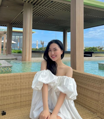 Cô nàng sở hữu nhan sắc xinh đẹp vóc dáng cân đối khiến bao cô gái phải ganh tỵ.