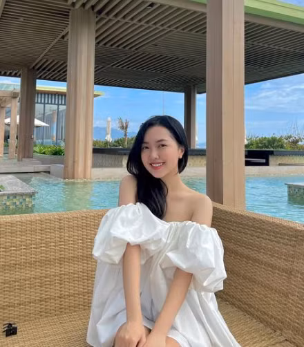 Cô nàng sở hữu nhan sắc xinh đẹp vóc dáng cân đối khiến bao cô gái phải ganh tỵ.