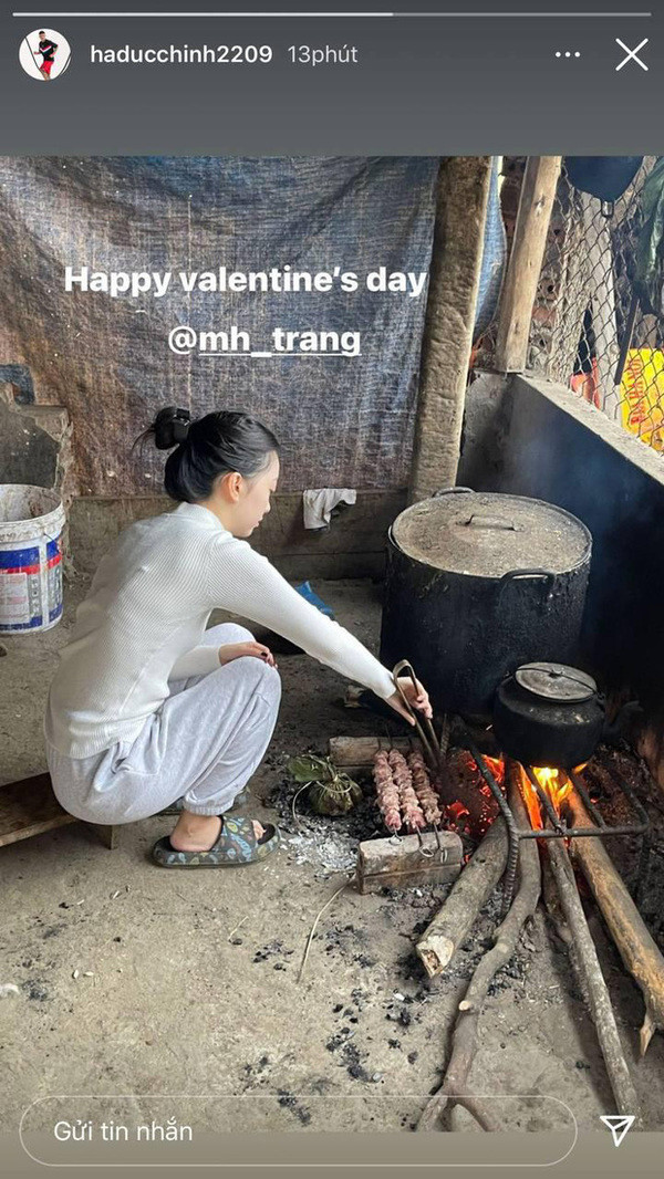 Cô sẵn sàng vào bếp nấu bánh chưng, nướng thịt, chuẩn bị cơm cùng gia đình bạn trai. Tài sử dụng bếp củi lửa khéo léo của cô nàng cũng khiến nhiều người nể phục.