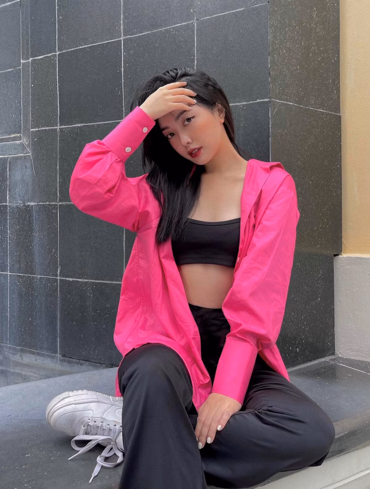 Tuy không quá cao nhưng bạn gái lâu năm của Đức Chinh vẫn biết chọn cho mình những trang phục tôn dáng, nhờ vậy cô trở nên nổi bật mỗi khi xuất hiện trước đám đông. Ảnh: Tổng hợp