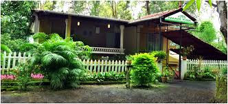 Dịch vụ homestay luôn là trào lưu hot của các tín đồ mê du lịch. Homestay là một loại hình “du lịch xanh” lý tưởng đối với các bạn trẻ đặc biệt là khách du lịch quốc tế yêu thích khám phá văn hóa tại các nước bản địa. Bất ngờ hơn nữa khi không chỉ ở những khu du lịch mà ngay ở Hà Nội bạn vẫn có thể tìm được các điểm homestay tuyệt đẹp trông nhỏ nhắn, xinh xắn.