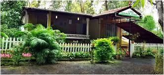 Dịch vụ homestay luôn là trào lưu hot của các tín đồ mê du lịch. Homestay là một loại hình “du lịch xanh” lý tưởng đối với các bạn trẻ đặc biệt là khách du lịch quốc tế yêu thích khám phá văn hóa tại các nước bản địa. Bất ngờ hơn nữa khi không chỉ ở những khu du lịch mà ngay ở Hà Nội bạn vẫn có thể tìm được các điểm homestay tuyệt đẹp trông nhỏ nhắn, xinh xắn.