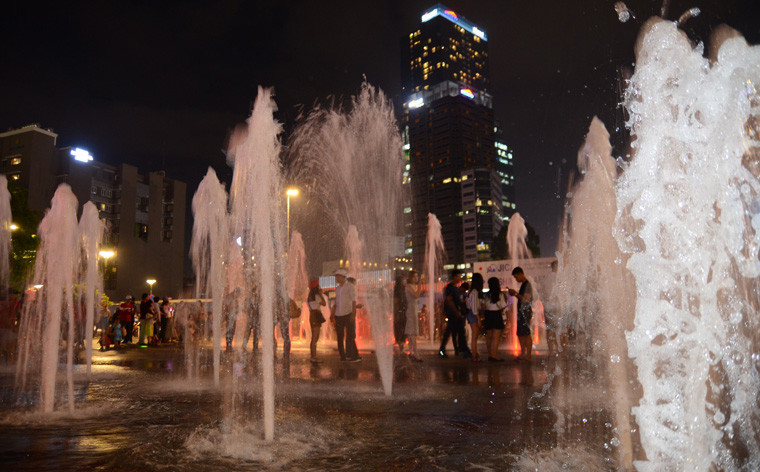 Đài phun nhạc nước, kết hợp với ánh sáng nghệ thuật ở phố đi bộ Nguyễn Huệ liên tục hoạt động phục vụ du khách và người dân TP HCM trong đêm Giáng sinh.