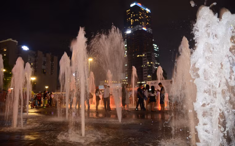 Đài phun nhạc nước, kết hợp với ánh sáng nghệ thuật ở phố đi bộ Nguyễn Huệ liên tục hoạt động phục vụ du khách và người dân TP HCM trong đêm Giáng sinh.