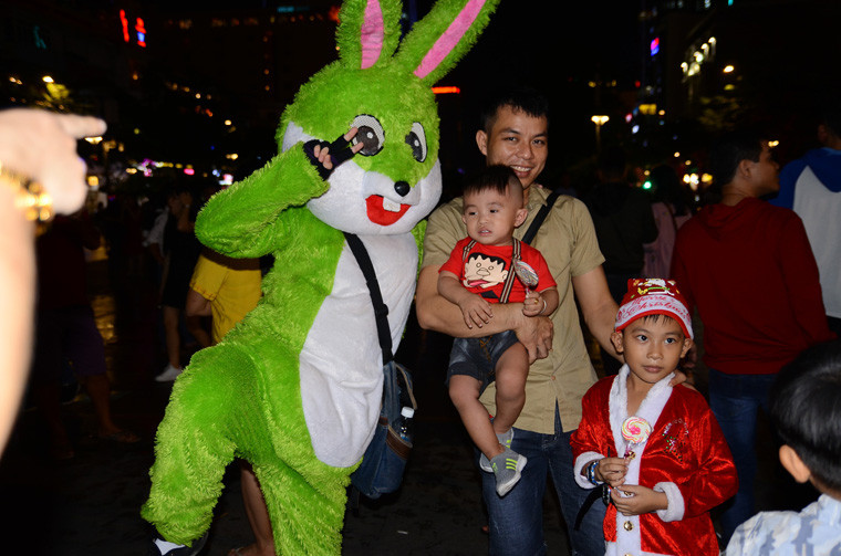 Trẻ nhỏ thích thú chụp ảnh cùng những con vật trong chuyện cổ tích, phim hoạt hình.