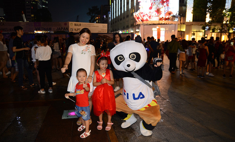 Càng về khuya phố đi bộ Nguyễn Huệ càng thu hút nhiều người đến vui chơi.Nhiều gia đình người nước ngoài cũng đến vui chơi đón một mùa Giáng sinh an lành, hạnh phúc.