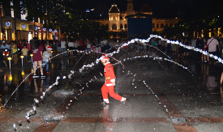 Trẻ em thích thú vui đừa bên đài phun nước.