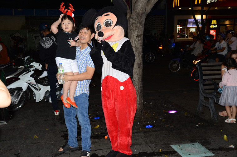 Trẻ nhỏ thích thú chụp ảnh cùng những con vật trong chuyện cổ tích, phim hoạt hình.