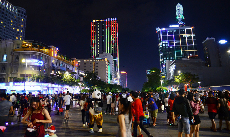 Phố đi bộ Nguyễn Huệ (quận 1, TP HCM) rực rỡ dưới ánh sáng đầy màu sắc.