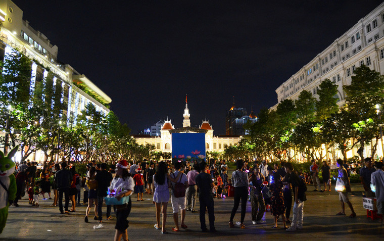 Rất đông người dân, cũng như du khách từ khắp các nước đến du lịch TP HCM, đổ về vui chơi tại phố đi bộ Nguyễn Huệ trong đêm Giáng sinh.