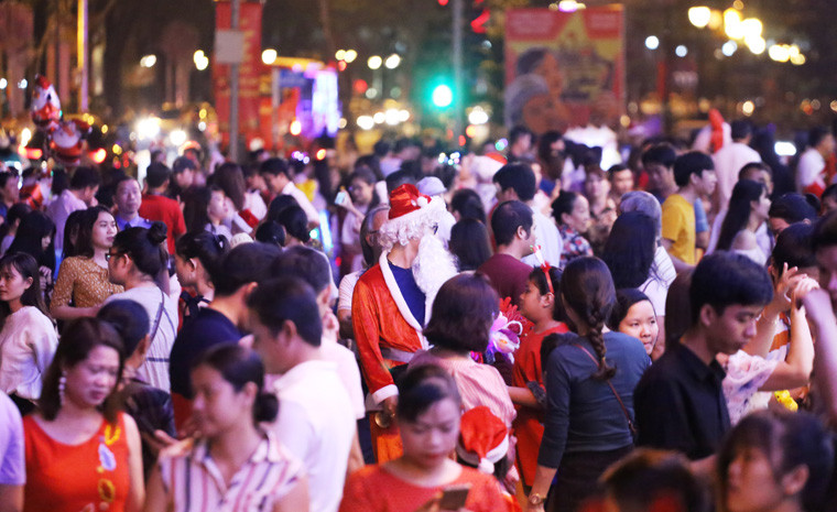 Càng về khuya, lượng người xuống đường đón Giáng sinh càng thêm đông đúc.