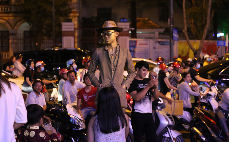 Như thường lệ cứ mỗi mùa Noel các trung tâm thương mại ở quận 1 lại trang trí khung cảnh rất lung linh khiến nhiều người Sài Gòn rất thú.