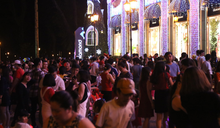Đến nửa đêm, dòng người vẫn còn ùn ùn đổ về các khu vui chơi ở trung tâm TP vui Giáng sinh.
