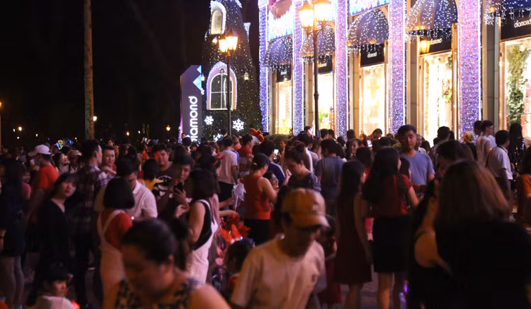 Đến nửa đêm, dòng người vẫn còn ùn ùn đổ về các khu vui chơi ở trung tâm TP vui Giáng sinh.