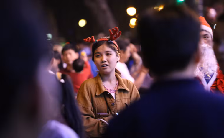 Đêm trước Giáng sinh, trung tâm TP HCM đã đông kín người xuống phố vui chơi.