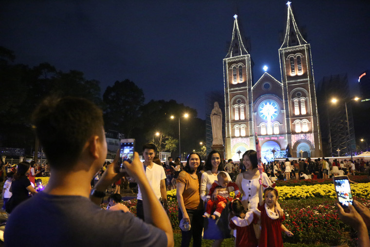 Tại khu vực công viên vườn hoa, trước nhà thờ Đức Bà tập trung rất đông người dạo chơi, chụp hình cùng với gia đình, người thân.