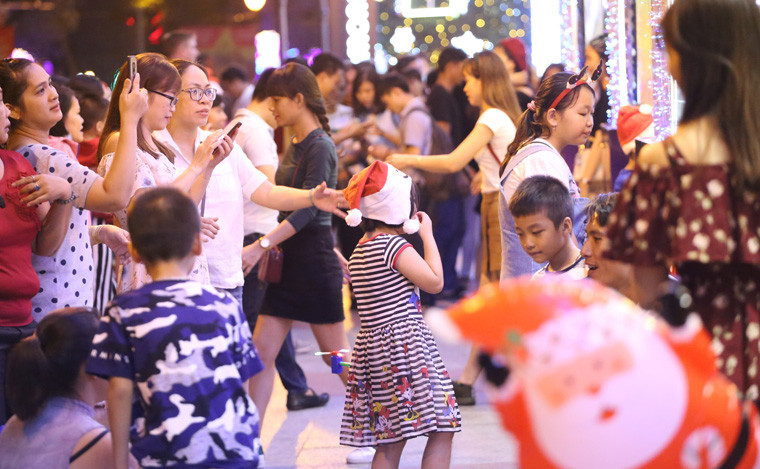 Không khí mùa Giáng sinh an lành tràn ngập các con phố và tất cả mọi người đều náo nức đổ ra đường vui chơi rất nhộn nhịp.