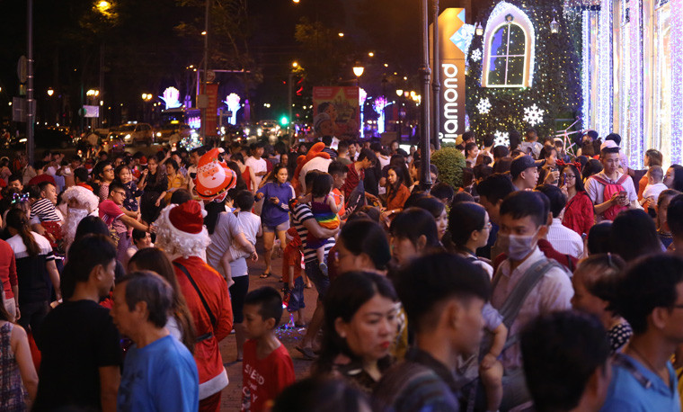 Tối qua 23/12, nhân dịp cuối tuần hàng nghìn người đã đổ về khu vực trung tâm quận 1, Nhà thờ Đức Bà rực rỡ Giáng sinh... để vui Noel sớm.
