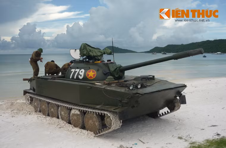 Xe tăng bơi K63-85 nặng 19,83 tấn, dài 8,44m, rộng 3,2m, cao 3,1m (với đại liên phòng không), thân bọc thép thường với độ dày từ 10-14mm - cho phép chống được đạn súng máy, mảnh bom, pháo. Kíp lái có 4 người thay vì chỉ 3 như của PT-76.