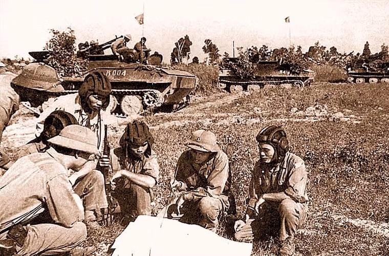 Sau cùng là dòng xe thiết giáp chở quân K63 - cách gọi của Việt Nam đối với loại xe bọc thép chở quân Type 63 (chữ Type dịch ra tiếng Việt là “kiểu loại”) do Nhà máy 618 (Tổng Công ty Công nghiệp phương Bắc Trung Quốc) sản xuất, chính thức đi vào biên chế năm 1964. Những chiếc Type 63 đầu tiên được Trung Quốc viện trợ cho Việt Nam năm 1971. Nguồn ảnh: Otavaga2004