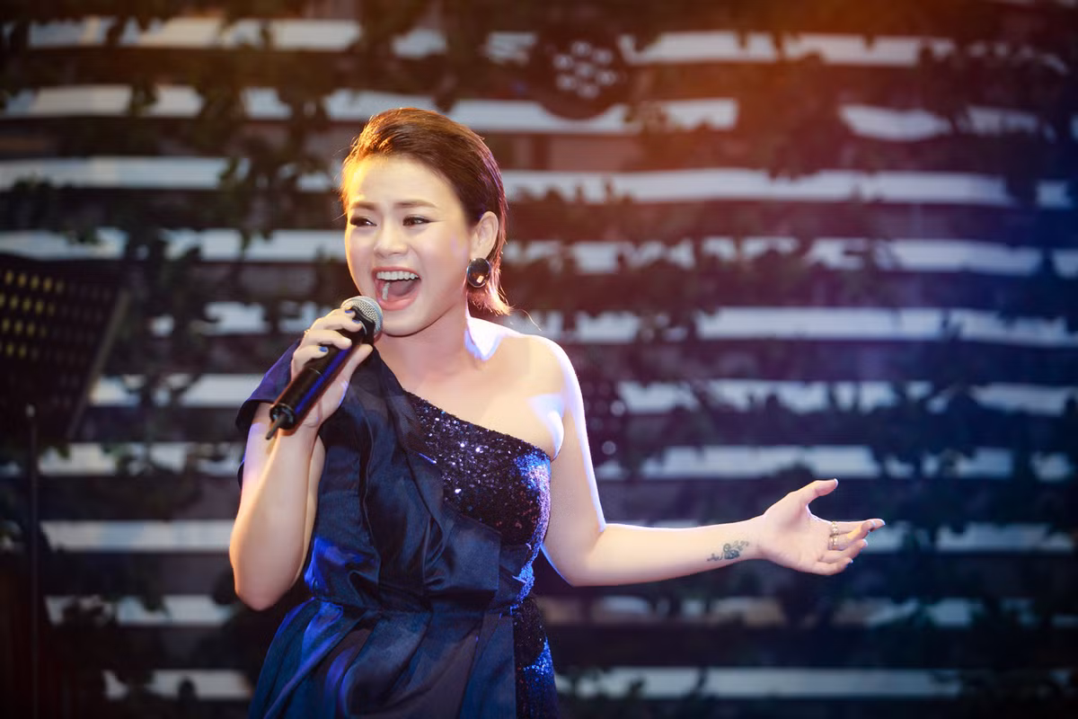 Nữ ca sĩ Hải Yến đã thành công khi tái hiện lại không gian âm nhạc thập niên 90 - 2000 qua 15 ca khúc hit Làn sóng xanh một thời vào tối 1/3.