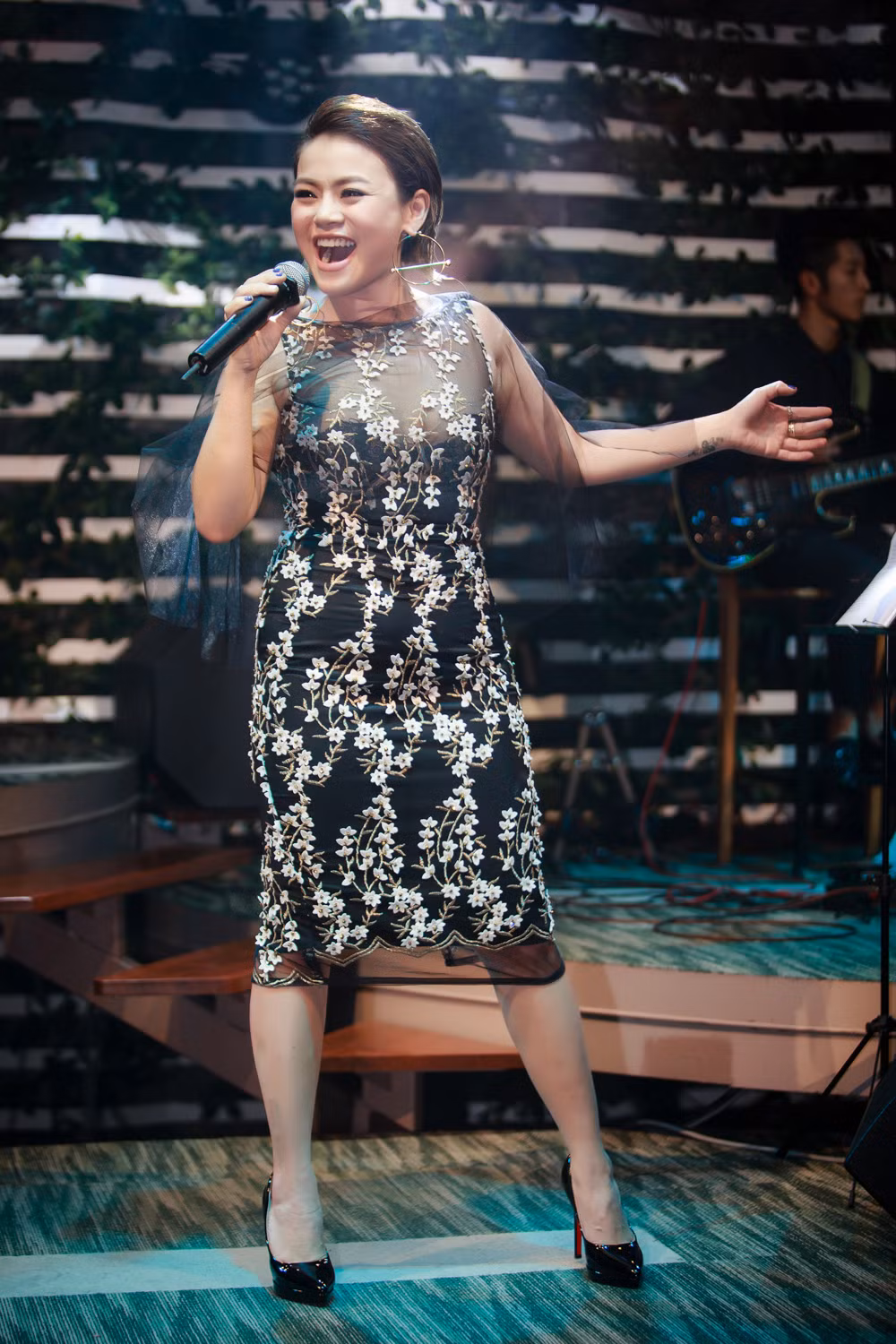 Để thực hiện dự án âm nhạc đặc biệt này, Hải Yến đã tự tay biên tập, chọn nhạc và luyện tập để mang đến một chuỗi chương trình sâu lắng cảm xúc, chạm đếm trái tim khán giả.