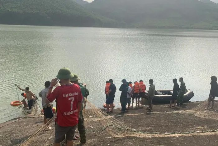 Nhóm 10 học sinh đi tắm khe, 2 em đuối nước tử vong Nhom 10 hoc sinh di tam khe, 2 em duoi nuoc tu vong